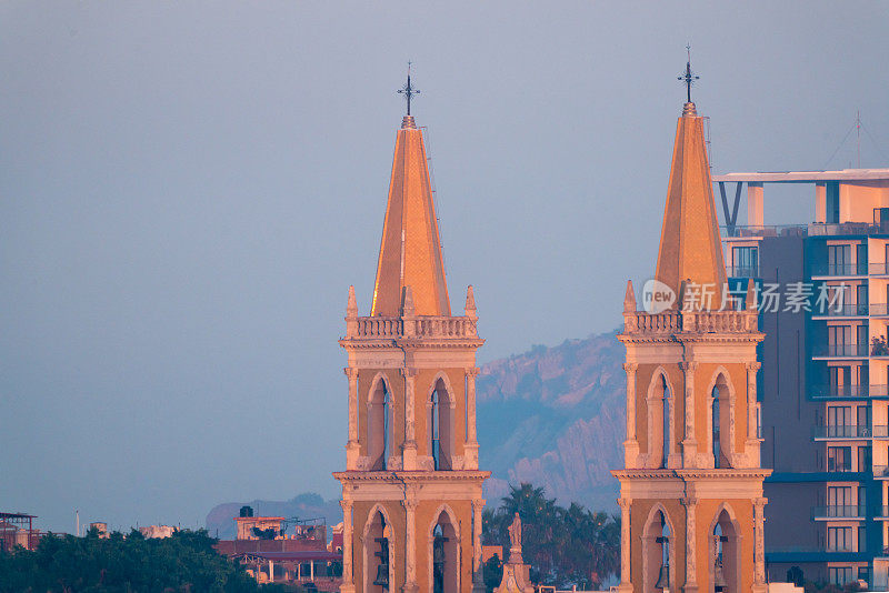 鸟瞰双尖塔特写，大教堂Basílica de la Inmaculada Concepción在马萨特兰锡那罗亚墨西哥市中心